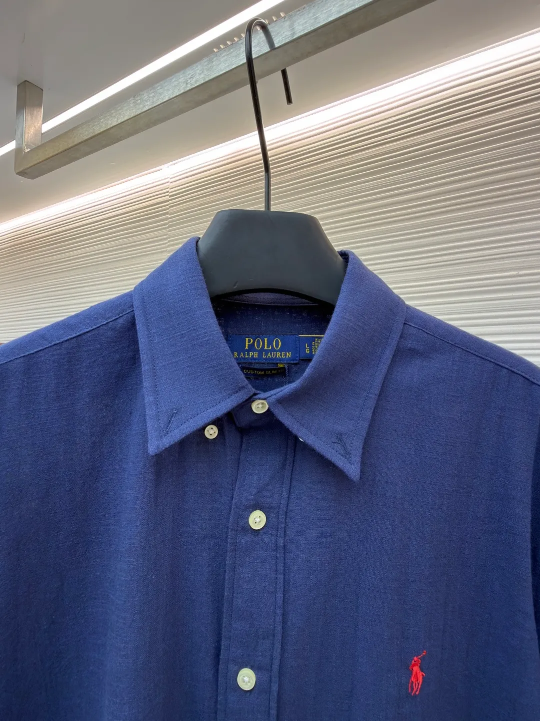 Ralph Lauren logo embroidered short-sleeved shirt ●Original version: Purchased and developed at 1590 ●Item number: 1682558-A20 ●Material: Linen cotton plain fabric ●Technology: Side-turned embedded stitching ●Color: Navy blue ●Version: Fitted version ●Weight: about 180 grams ●Size: S-M-L-XL ●Description: Selected high-quality linen cotton plain fabric with natural texture and breathability, tight and smooth Comfortable and close to the skin. Elegantly presented with a touch of deep black. The iconic red pony embroidery is like a smart musical note dancing on the black canvas. Simple but highly recognizable. The clever design of the outer I-shaped pleated split back yoke adds a sense of agility and elegance. The minimalist shape contains the soul of fashion. Imported machine embroidery technology is used. Advanced computer control systems and sophisticated mechanical components are used to achieve the iconic pony embroidery operation with high precision. The lines are smooth and delicate, using the side-turning and embedded stitching process. It is smooth and tidy. The whole fabric has been carefully washed. It has a better hand feel and texture. It is not easy to deform, shrink or fade, and maintains long-term beauty. The overall wiring is straight and delicate, the fabric is comfortable and soft, and the color is consistent without color difference. It can be matched with the same style to create a fashionable look and control various occasions. Customized accessories, complete with three standards, same style for men and women!